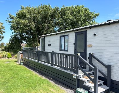 ‘HH1’ modern 2 bedroom Caravan with sea views at Seven Bays Park near Padstow