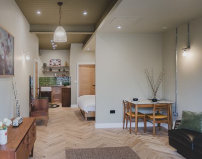 1 Harlyn Digs cool & compact loft-style studio by the beach at The Harlyn